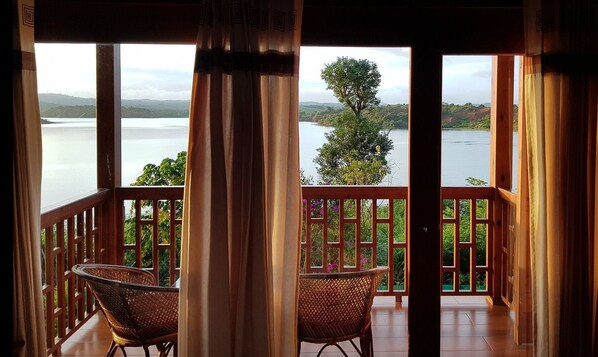 Villa pour lune de miel, 1 chambre, réfrigérateur, vue sur le lac | Vue de la chambre