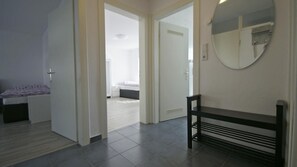 2 Schlafzimmer, individuell dekoriert, individuell eingerichtet