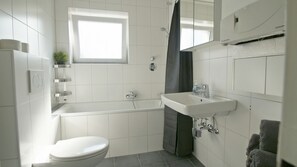Apartment (inkl. Cleaning Fee EUR 80) | Bathroom | Bathtub, hair dryer, towels, soap - Ferienwohnung Bergisch Gladbach GL5 (Bergisch Gladbach)