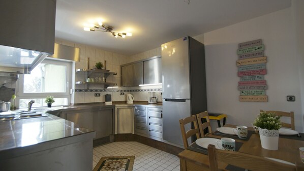 Apartment (Endreinigungsgebühr EUR 80) | Eigene Küche | Kühlschrank, Mikrowelle, Ofen, Herdplatte