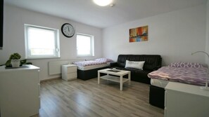 2 Schlafzimmer, individuell dekoriert, individuell eingerichtet