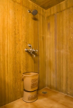 Deluxe-Doppelzimmer | Badezimmer | Dusche, Regendusche, Handtücher