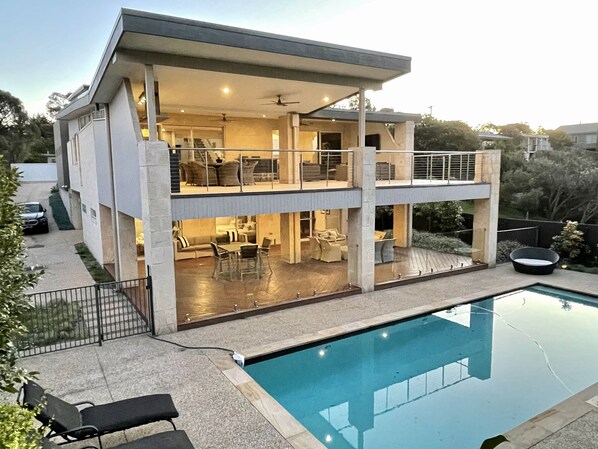 A heated pool - Magnificent coastal sanctuary of grand proportions with pool (sleeps 12/14) (Sorrento)