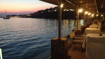 Aperto a colazione e pranzo, cucina greca, con vista sulla spiaggia 