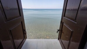 Eine offene Tür mit Blick auf das Meer.