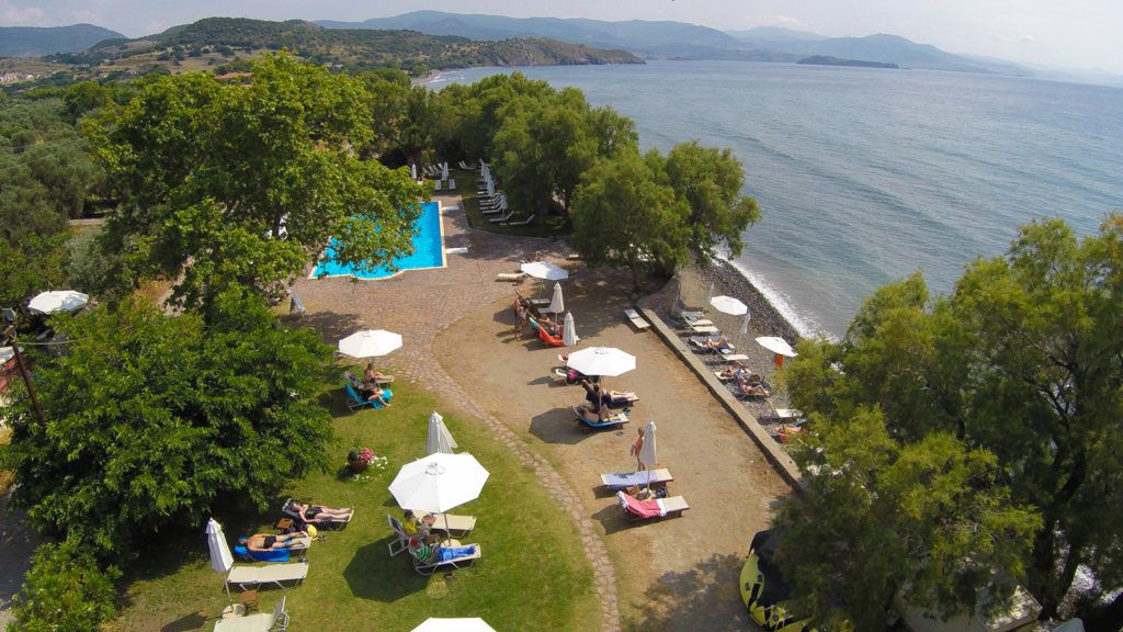 Kolam renang outdoor musiman, dengan payung kolam renang