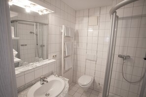 Dusch, hårtork och handdukar