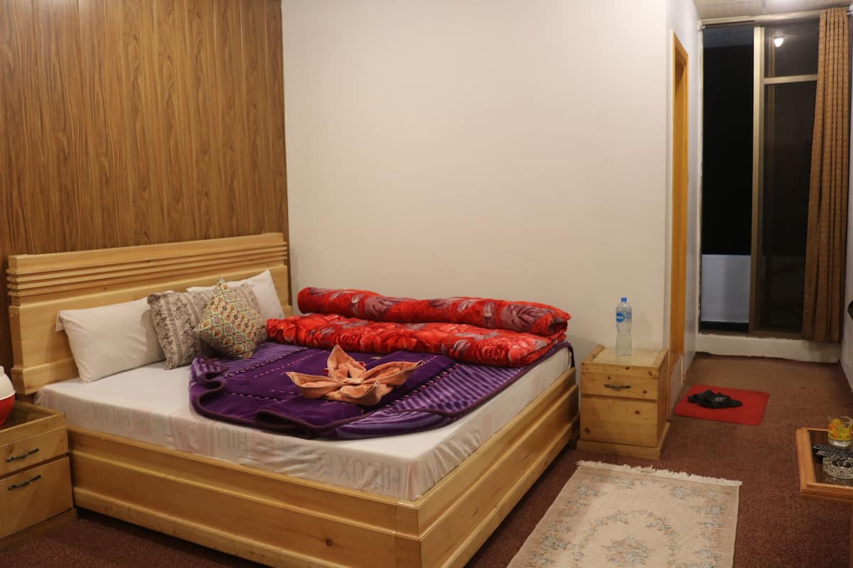 Quarto casal luxo | Escrivaninha, espaço de trabalho para notebook
