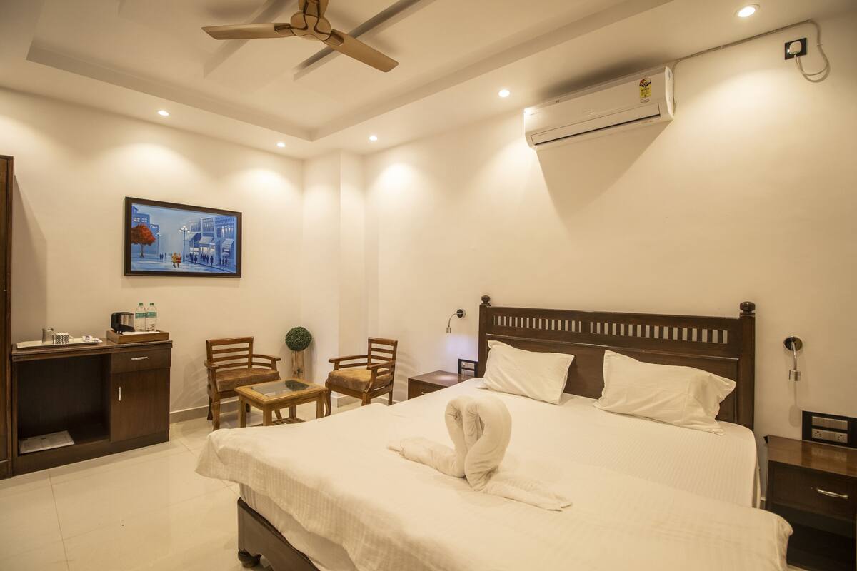 Deluxe AC | Cortinas blackout, wifi gratis y ropa de cama