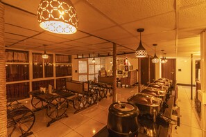 Desayuno buffet (INR 300 por persona)