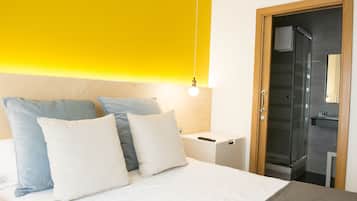 Tweepersoonskamer, privébadkamer | Geluiddichte muren, gratis babybedden, gratis wifi, beddengoed