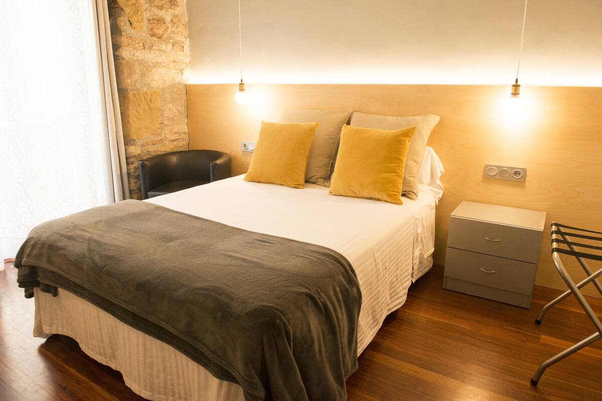 Double Room, Shared Bathroom | Soundproofing, cribs (free), WiFi (free), bed sheets
