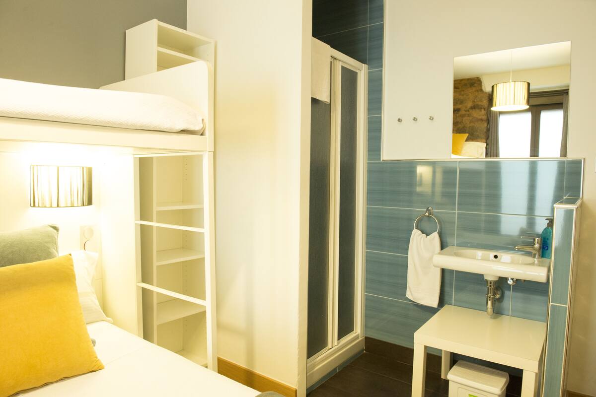 Triple Room, Shared Bathroom (Terrace) | Soundproofing, cribs (free), WiFi (free), bed sheets