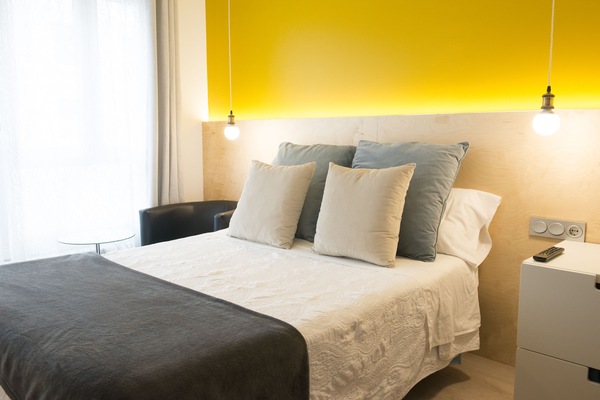 Double Room, Private Bathroom | Soundproofing, cribs (free), WiFi (free), bed sheets