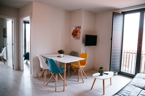 Apartment, 2 Bedrooms, Balcony | In-room dining