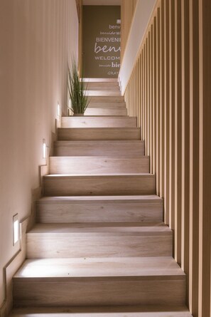 A wooden staircase with a sign reading "BIENVENIDOS" in a hallway. - O Balcón da Ribeira (Parada de Sil)
