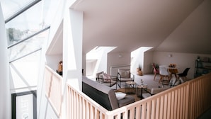 Un loft espacioso con techos altos, ventanas amplias y una decoración interior moderna.