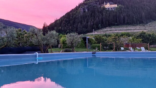 A swimming pool with a clear view of a hillside and a building in the background. - House Vineyards Valpolicella, Garden Private Pool, 5 min. Verona, 20 min Garda (Fumane)