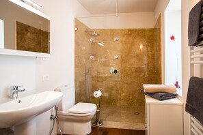 Shower, hair dryer, towels, soap - House Vineyards Valpolicella, Garden Private Pool, 5 min. Verona, 20 min Garda (Fumane)