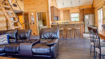 Televisión, chimenea y estéreo