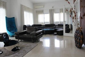 Villa, 4 chambres | Salle de séjour