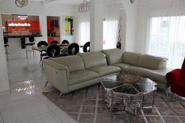 Villa, 4 chambres | Salle de séjour