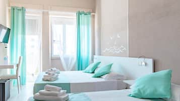 Individuell dekoriert, individuell eingerichtet, Schreibtisch