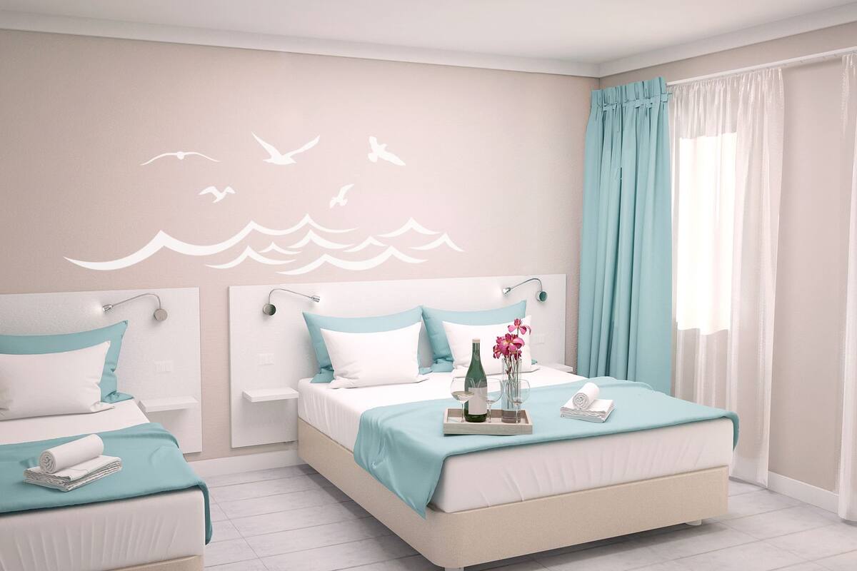 Chambre Triple | Bureau, rideaux occultants, décoration personnalisée