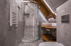 Deluxe-lejlighed (Olchowy) | Badeværelse | Bruser, gratis toiletartikler, håndklæder, Sæbe