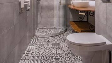 Deluxe Apartment (Olchowy) | Bathroom | Shower, free toiletries, towels, soap