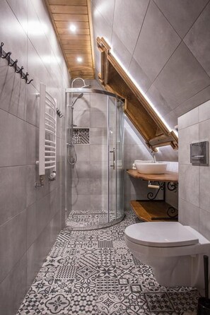 Apartemen Deluks (Olchowy) | Kamar mandi | Shower, perlengkapan mandi gratis, handuk, dan sabun