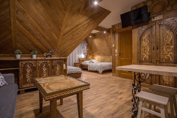 Appartamento Deluxe (Olchowy) | Area soggiorno | TV a schermo piatto