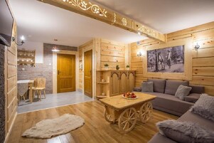 Deluxe Apartment (Sosnowy) | Living area | Flat-screen TV