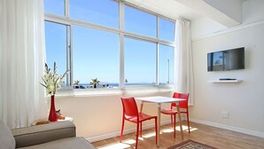 Apartament bàsic, 1 dormitori | Sala d'estar | Televisor de pantalla plana 