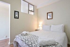 Basic Apartment, 1 Bedroom | 1 bedroom, iron/ironing board, free cots/infant beds, free WiFi - Sandringham 8 (Cape Town)