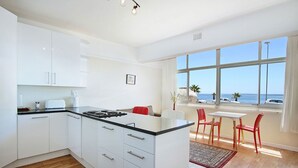 Apartament bàsic, 1 dormitori | Cuina privada | Frigorífic gran, microones, forn i placa de cuina 