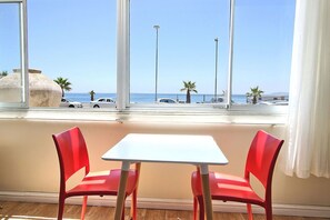 Appartement de base, 1 chambre | Repas dans la chambre