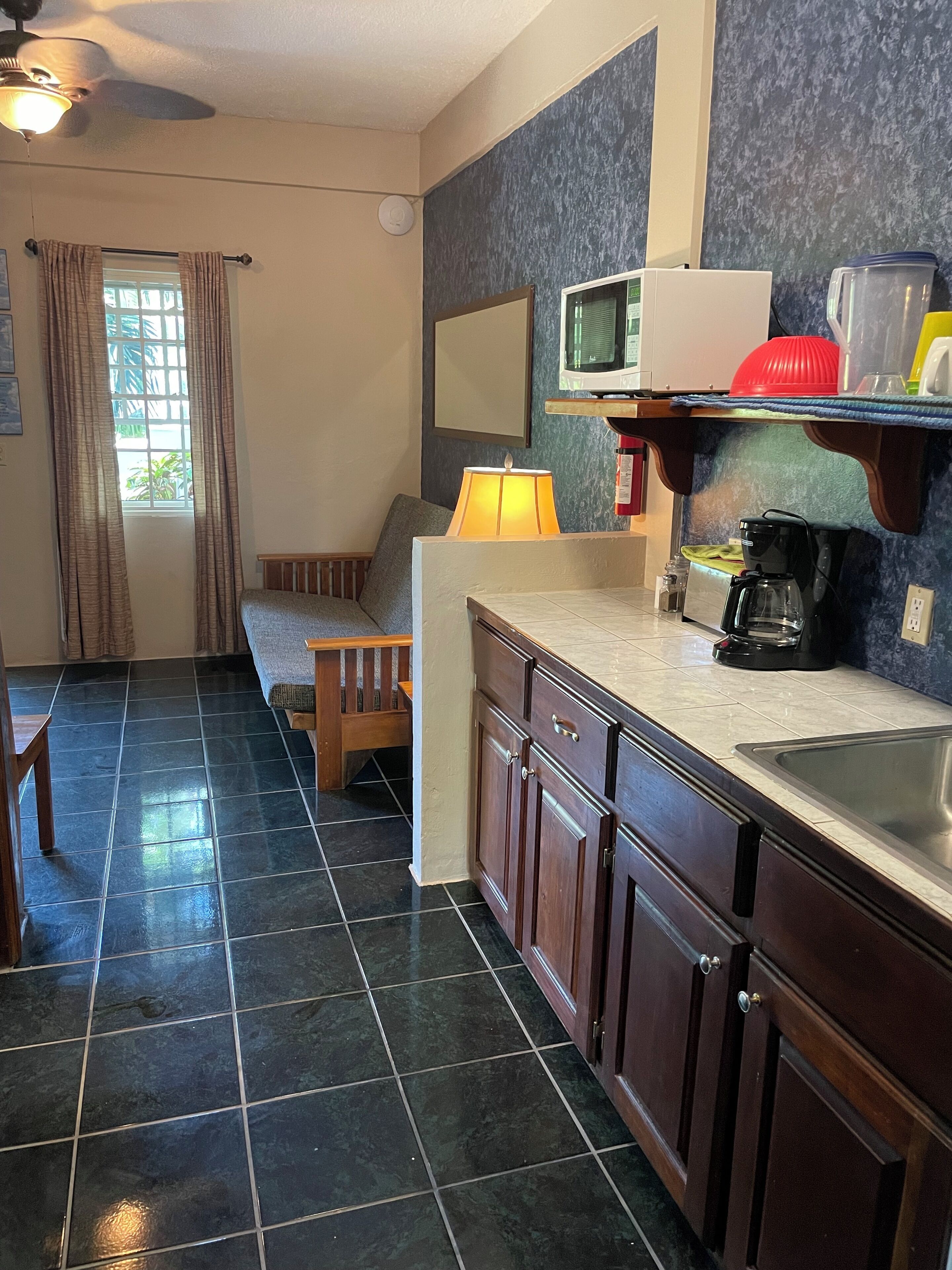 coral reef room | private kitchen | fridge, microwave, coffee/tea maker, toaster