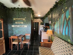 Rainforest Room | Área de sala de estar | Televisión de pantalla plana 