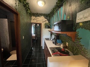 Rainforest Room | Cocina privada | Refrigerador, microondas, cafetera y tetera y tostadora 