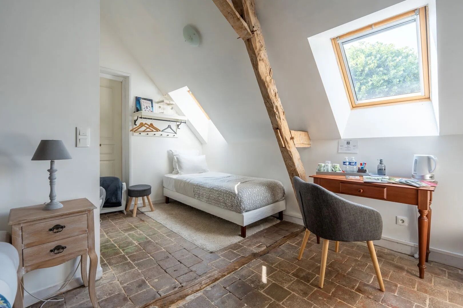 Dreibettzimmer (Les Oiseaux) | Hochwertige Bettwaren, Schreibtisch, laptopgeeigneter Arbeitsplatz