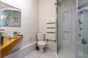 Dobbeltværelse (Les Fleurs) | Badeværelse | Hårtørrer, hjemmesko, håndklæder, Sæbe