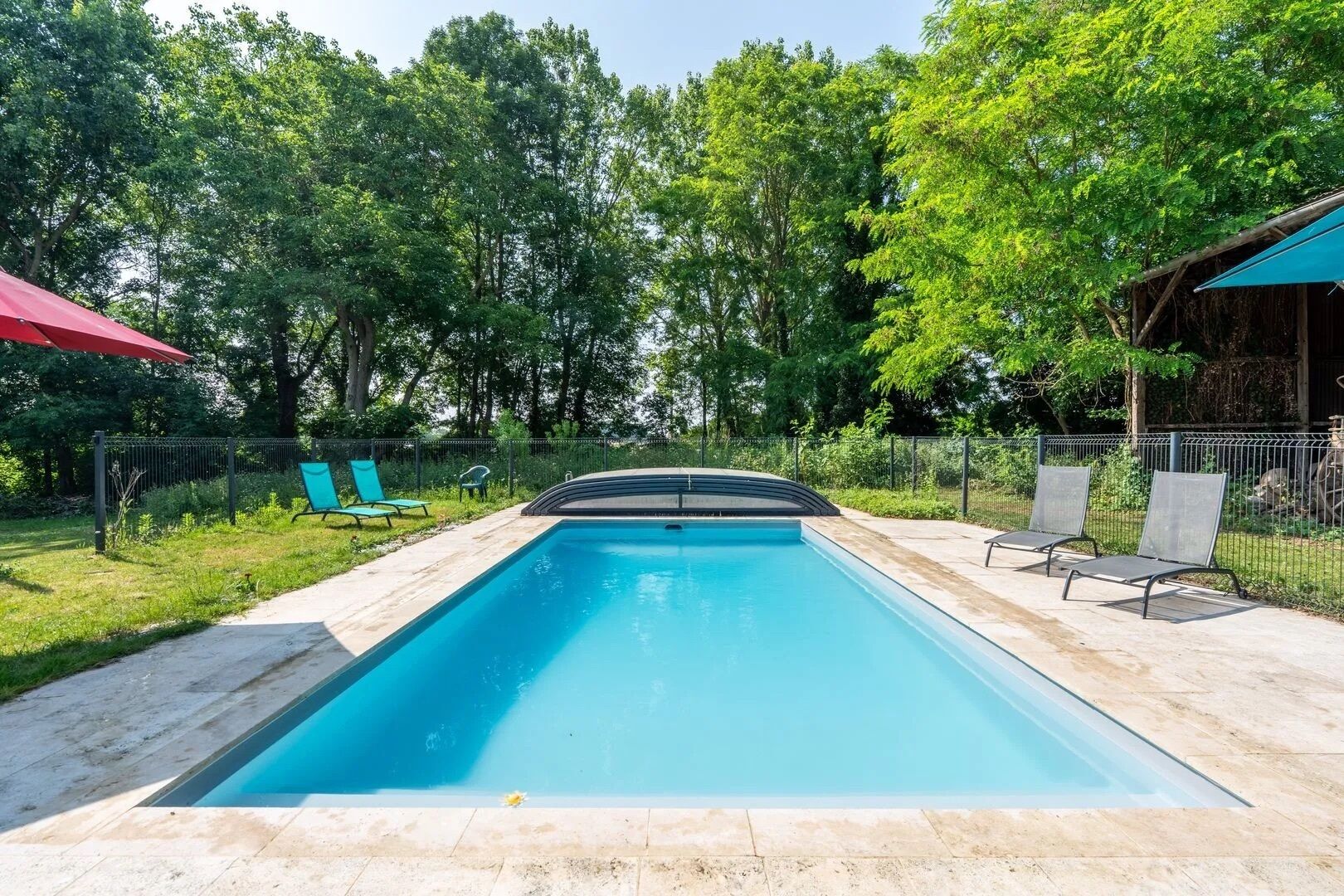 Kauden mukainen ulkouima-allas