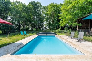 Una piscina al aire libre de temporada