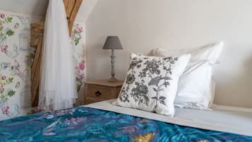 Habitación triple (Les Oiseaux) | 1 habitación, ropa de cama de alta calidad y decoración personalizada