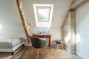 Habitación triple (Les Oiseaux) | Ropa de cama de alta calidad y decoración personalizada