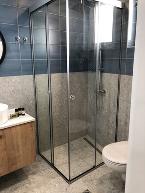 Departamento | Baño | Regadera, pantuflas, toallas 