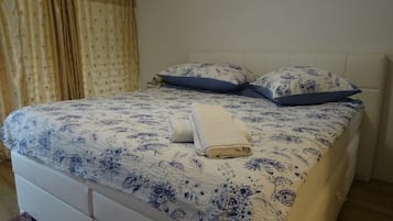 Apartment, 3 Bedrooms | Iron/ironing board, free cribs/infant beds, free WiFi