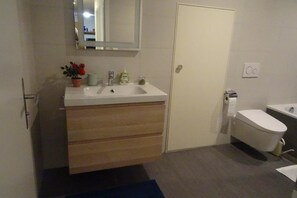 Departamento, 3 habitaciones | Baño | Amenidades de baño gratuitas, secadora de cabello, toallas 