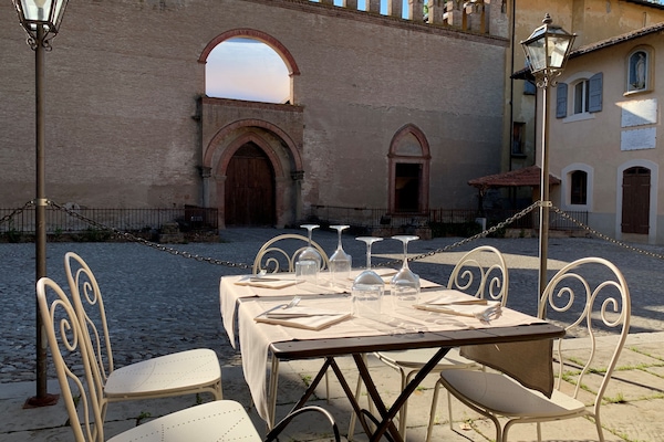 Breakfast, lunch and dinner served